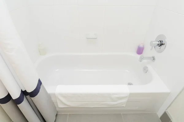 Чистая белая ванна — стоковое фото