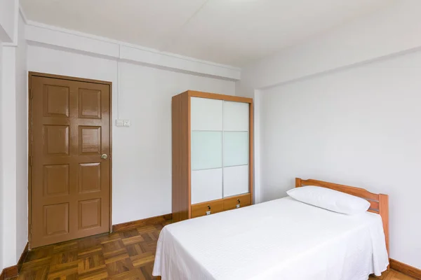 Simples quarto de apartamento minimalista. Mobiliário armário e cama . — Fotografia de Stock
