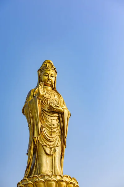 Estatua de oro de Guan Yin Buddha, Zhejiang, China —  Fotos de Stock