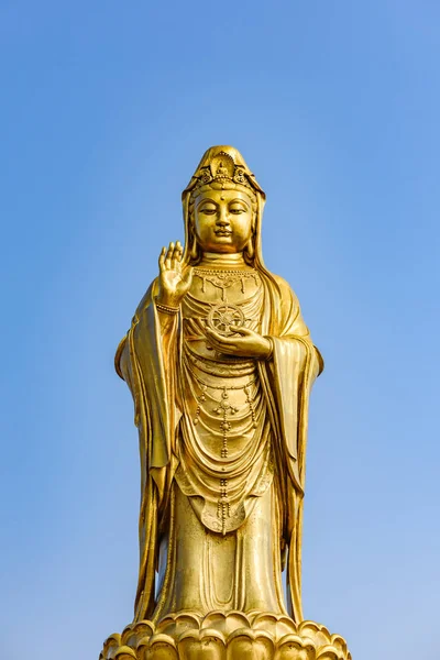 Estátua de Buda de Guan Yin de Ouro, Zhejiang, China — Fotografia de Stock