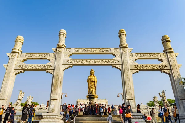 Toegang tot Guan Yin Boeddha standbeeld, Zhejiang, China — Stockfoto