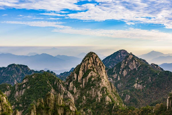 Güzel dağ sırası, Huangshan Dağı, Anhui, Çin — Stok fotoğraf