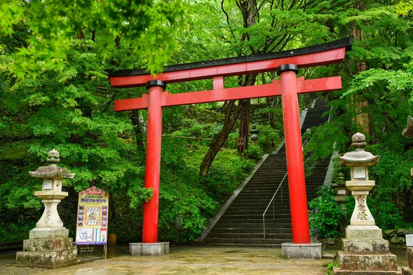 Ворота Тории, Танзан Джинджа Шрине, Нара, Япония — стоковое фото