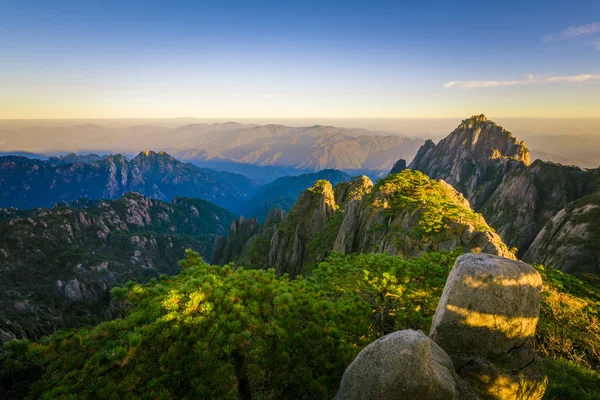 Nádherný horský výběd, Mount Huangshan, Anhui, Čína — Stock fotografie