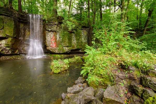Wasserfall. Übersetzung "fliegende Wasserfälle"" — Stockfoto