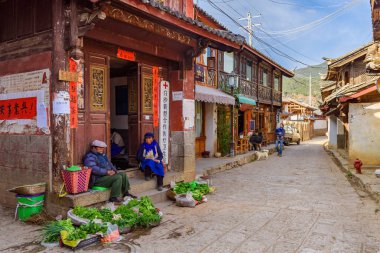 Baisha köyünde dinlenen çiftçiler, Yunnan, Çin