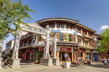 Dali şehrinin işlek caddesi, Yunnan. Çeviri: 