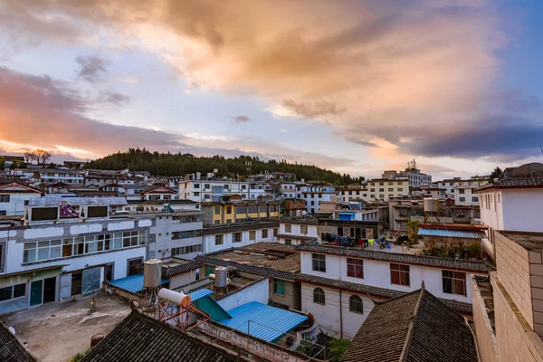 Lijiang, Yunan, Čína časně ráno městská krajina — Stock fotografie