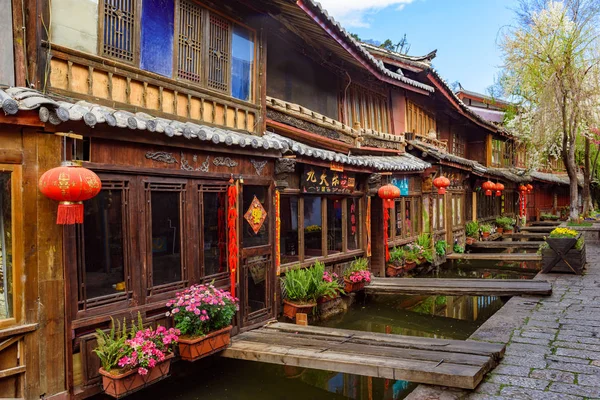 Lijiang cidade antiga rio rua de lojas antigas, China — Fotografia de Stock