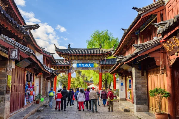 Porte de la ville antique de Lijiang, Yunnan, Chine — Photo