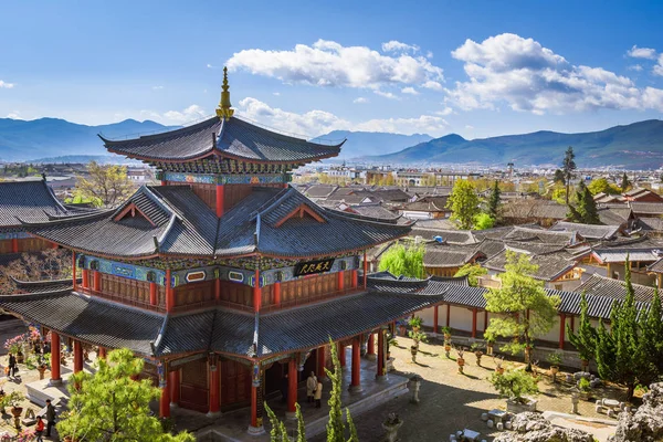 Palacio de Mufu con vistas a la antigua ciudad de Lijiang, Yunnan, China —  Fotos de Stock