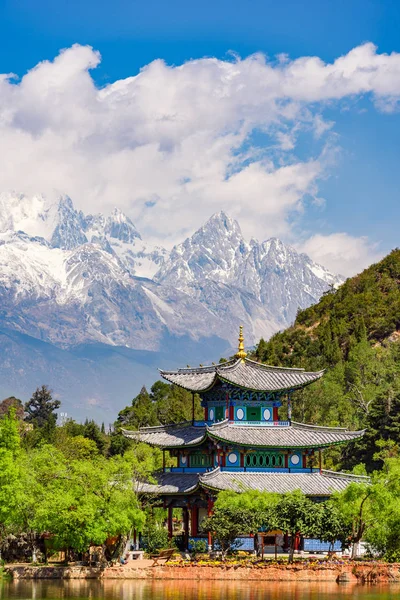 Χιονισμένο βουνό Yulong και Μαύρος Δράκος (Heilong) Pool, Yunnan, Ch — Φωτογραφία Αρχείου