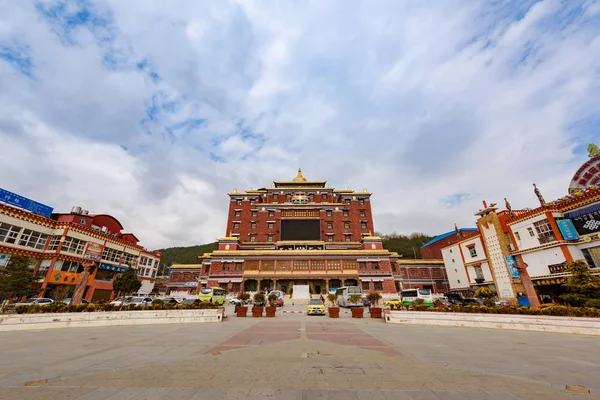 Szambala Tybetańskie Muzeum Kultury na placu Tancheng, Yunnan, Chi — Zdjęcie stockowe