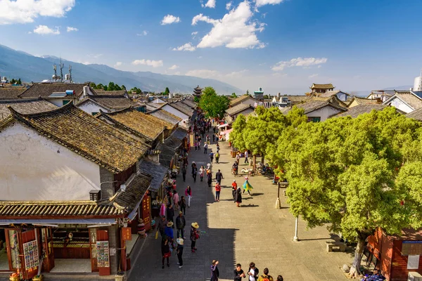 Belebte Straße in der Stadt Dali, Yunnan. — Stockfoto