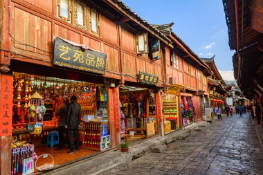 Lijiang antik şehir sokakları ve dükkanları, Yunnan, Çin