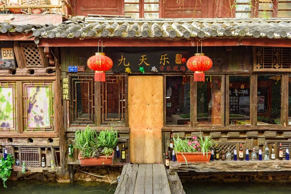 Lijiang shophouse pub em ruas da cidade velha, China — Fotografia de Stock