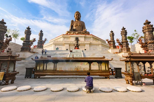 Seguace che prega, tempio Zhengjue, Jilin, Cina — Foto Stock