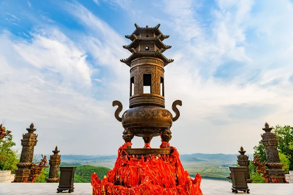 Urne géante au temple bouddhiste de Zhengjue, Jilin, Chine — Photo