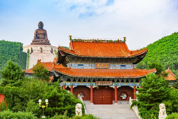 Cancello principale e buddha, Tempio Zhengjue, Jilin, Cina — Foto Stock