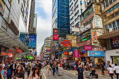 Turistler ve kalabalık, Mongkok şehir merkezi, Hong Kong, Çin