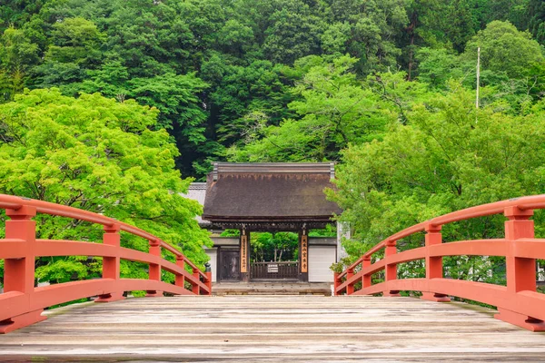 Czerwony most do świątyni Muroji, Nara, Japonia — Zdjęcie stockowe