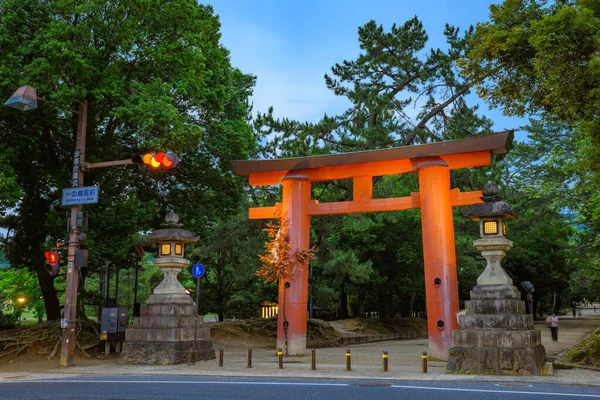 Brama Torii, wejście do świątyni Kasuga Taisha, Nara, Japonia — Zdjęcie stockowe