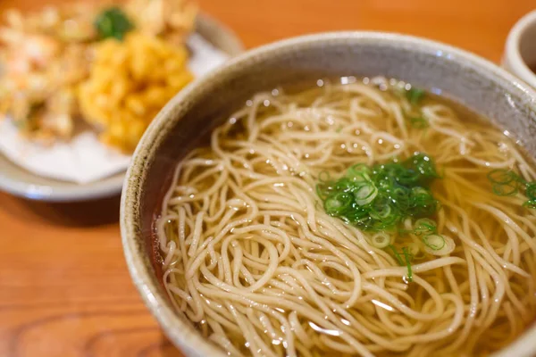 Zuppa di tagliatelle di soba calda giapponese — Foto Stock