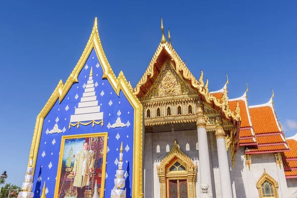 Marmortempel mit thailändischem König-Denkmal — Stockfoto