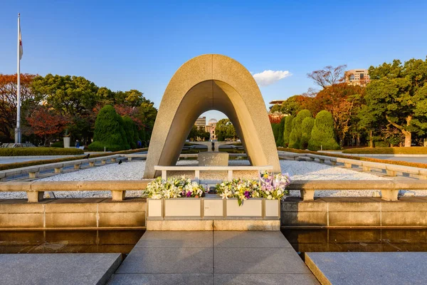 Hiroşima, Japonya barış anıtı mağdurlar için anıt — Stok fotoğraf