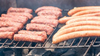 Et bir Barbekü soslu, üzerinde sıcak kömürlerin üzerinde ızgara biftek. Portre.