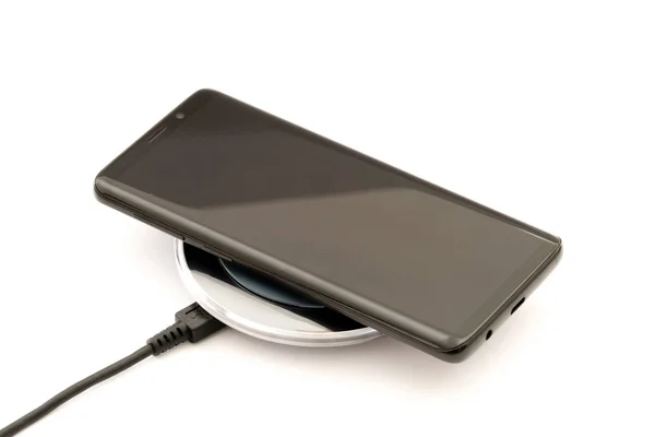 Smartphone Negro Moderno Cargando Almohadilla Del Cargador Inalámbrico Aislado Sobre —  Fotos de Stock