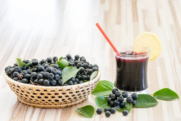 Jugo Fresco Chokeberry Aronia Melanocarpa Vaso Baya Maceta Sobre Fondo — Foto de Stock