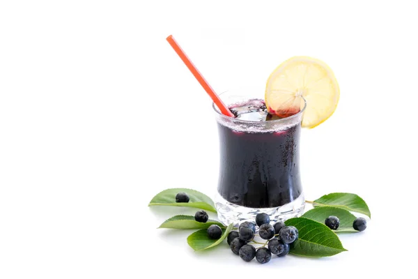 Jugo Fresco Chokeberry Aronia Melanocarpa Vidrio Bayas Hojas Cerca Aislado — Foto de Stock