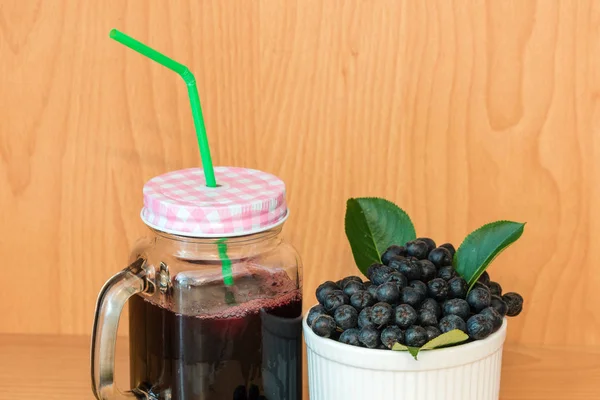 Zumo Chokeberry Aronia Melanocarpa Con Hielo Vaso Con Paja Bayas — Foto de Stock