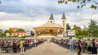 Medjugorje, Bosna Hersek - Eylül 7., 2016., hacı Aziz James Kilisesi arkasında açık tapınak kutsal kitle önce pews dua.