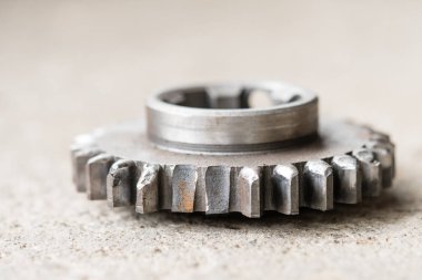 Dişlerde kırık dişler var. Mekanik atölye ve onarım konsepti. Yakın çekim ve izole.