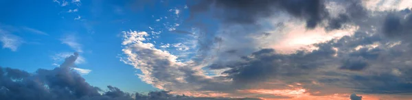 Renkli bulutlar ile akşam mavi gökyüzü güzel Panoraması. Gün batımı. Güzel mor güneş ışığı.