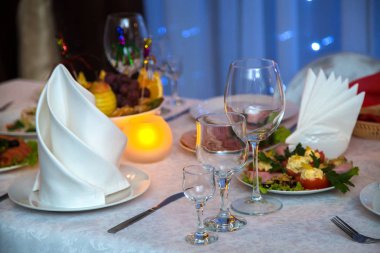Güzel restoran tablo atıştırmalıklar, çatal bıçak takımı ve şarap bardakları ile şenlikli bir ziyafet görev yaptı. Arka plan bulanık. Kanat. Holiday lights. Noel, Doğum günü.