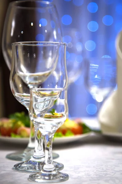 Leere Wein Und Wassergläser Auf Dem Festtagstisch Ein Festliches Bankett — Stockfoto