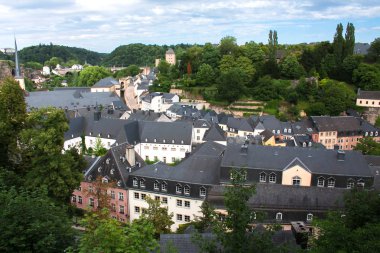 Lüksemburg şehri güzel eski parçası. Batı Avrupa (Büyük Dükalığı) durumda. Büyük eski evler, eski bir köprü ve taş kuleleri. Bir sürü yeşil ağaç. Yaz sezonu