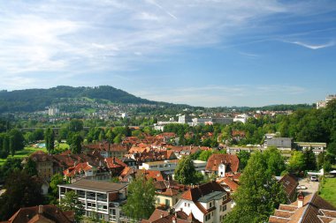 Bern şehir güzel Panoraması. Yaz kentsel peyzaj. Mountain yakınındaki kırmızı çatılar ile çok sayıda beyaz ev. Bir sürü yeşil ağaç. Mavi gökyüzü ile beyaz bulutlar. Seyahat için iyi bir yer. Yaz sezonu. İsviçre.