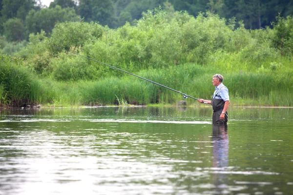 Ψάρεμα Στη Λίμνη Καλοκαίρι Ένας Άντρας Τραβά Ένα Ψάρι Από — Φωτογραφία Αρχείου
