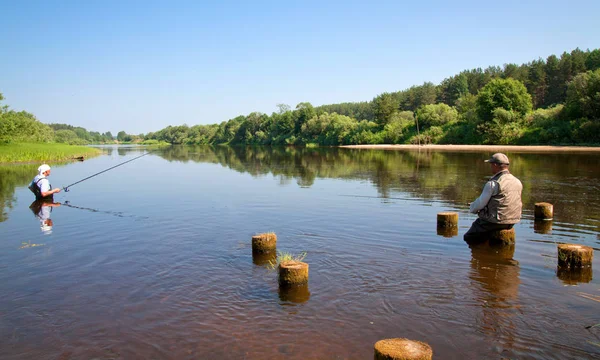 Sommerangeln Auf Dem See Ein Mann Zieht Einen Fisch Aus — Stockfoto