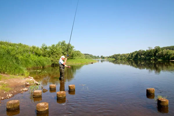 Pesca Estiva Sul Lago Uomo Tira Fuori Pesce Dal Fiume — Foto Stock