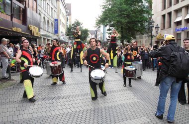 Nuremberg, Almanya. 29 Temmuz 2011. Bard Müzik Festivali'nde. Şehrin sokaklarında alayı festival katılımcıları. Onlar oyun davul ve diğer müzik aletleri ve şarkı