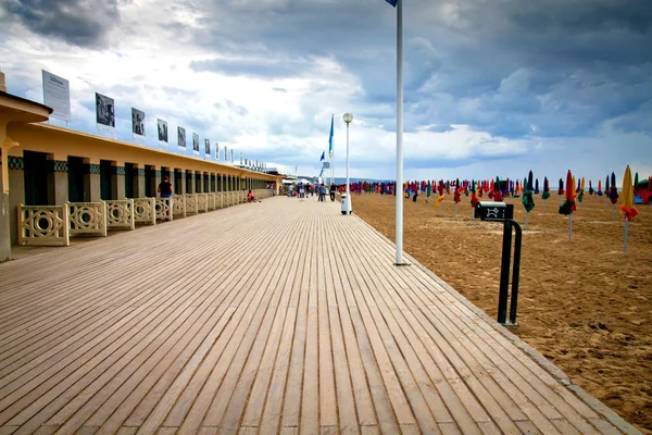 Francie, Deauville. 02 srpna 2012. Pláž v blízkosti anglické stanici. — Stock fotografie