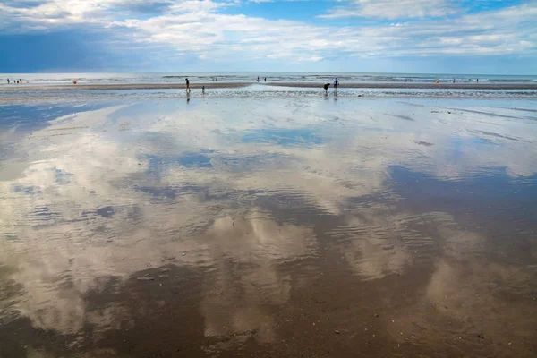 Beau paysage marin avec ciel bleu et nuages blancs. Chanson anglaise — Photo