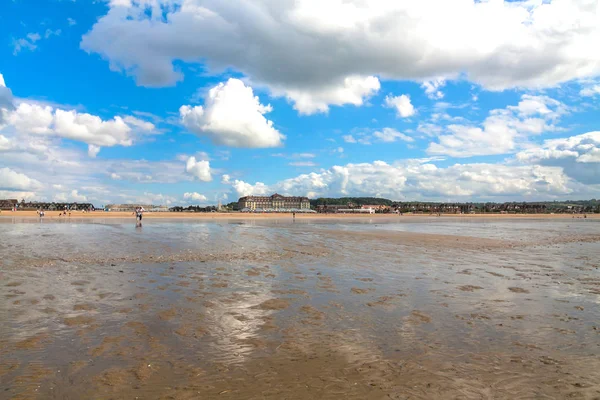 青い空と白い雲と美しい海の風景。英語チャンネル — ストック写真