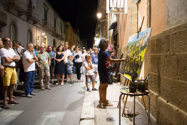 İtalya, Puglia, Castellaneta. 14 Ağustos 2014. Beyaz gece Festivali