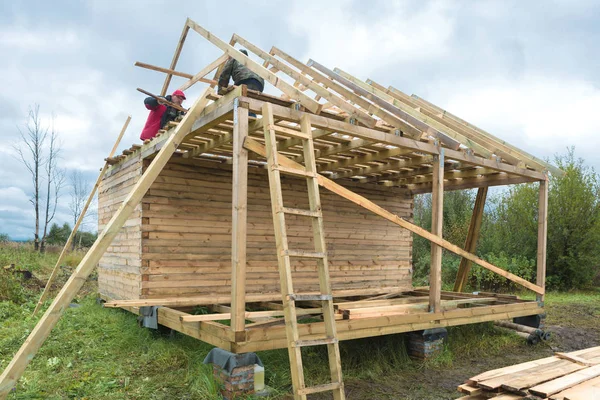 Будівництво дерев'яного будинку в сільській місцевості — стокове фото